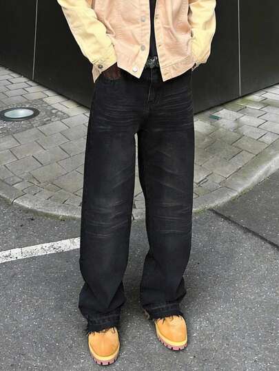 黑灰渐变水洗直筒牛仔裤，复古做旧设计，自然毛边裤脚，休闲日常穿着，四季皆宜。