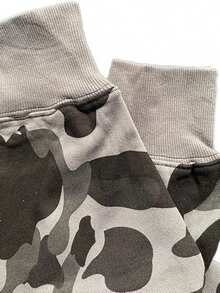 Buzo Unisex con Capucha Camuflaje Bordado de Tiburón | Cremallera Completa, Tejido Peso Medio-Ligero | Sudadera Casual de Moda para Parejas, Estilo Urbano y Callejero | Ideal para Uso Diario, Citas a Juego o Looks Coordinados | Abrigo Cómodo y Versátil para Hombre y Mujer - Gris Oscuro - Ver 4