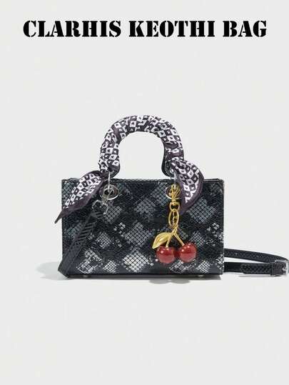 这款简约时尚的经典包袋采用PU面料制成，饰有精致的纹理图案，并配有一条饰有精美吊坠的可拆卸丝巾。它用途广泛且实用，内部空间可容纳口红、钥匙和化妆品等日常必需品。非常适合忙碌的都市女性——无论是上班、上学、购物、旅行还是其他日常场合，它都是理想之选——同时也是一份绝佳的情人节礼物。