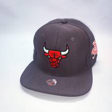 Men's Flat Brim Closed Basketball Cap With Embroidery, Adult Urban Style - 模型 4 - 查看 1
