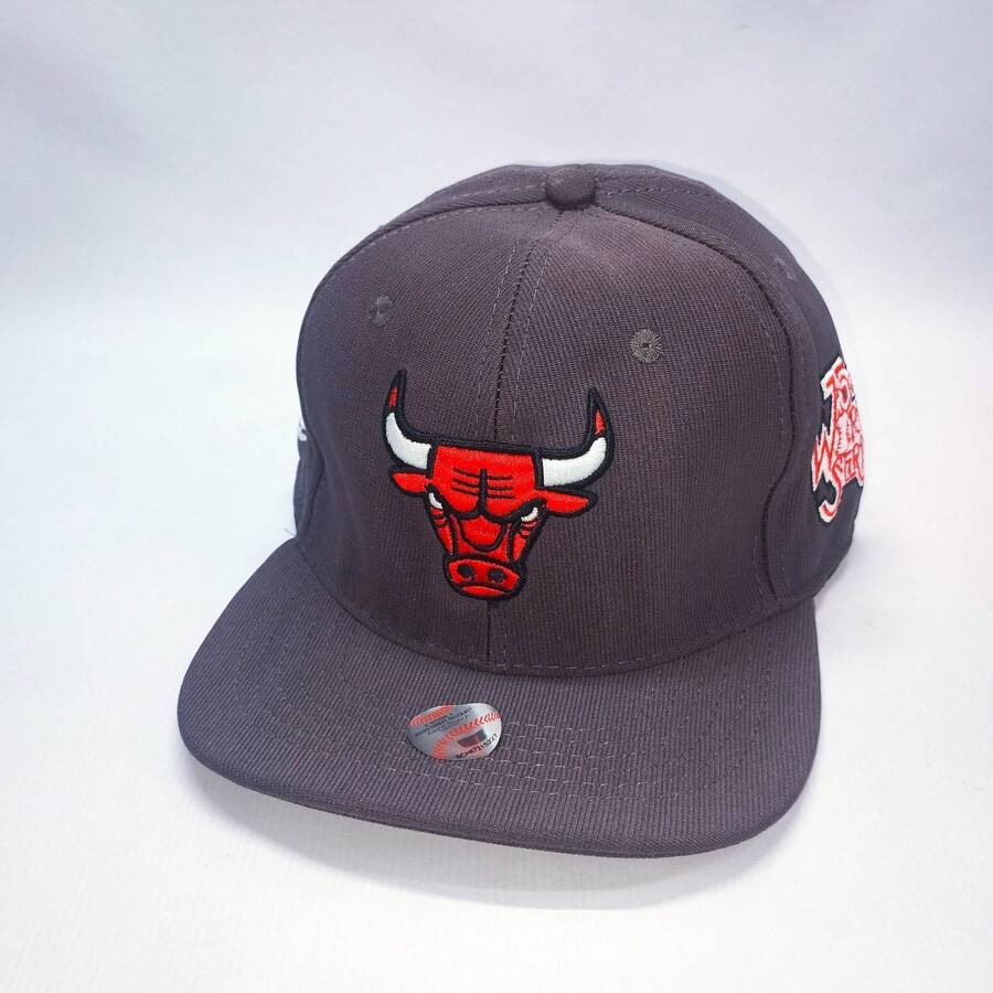 Men's Flat Brim Closed Basketball Cap With Embroidery, Adult Urban Style - 模型 4 - 查看 1