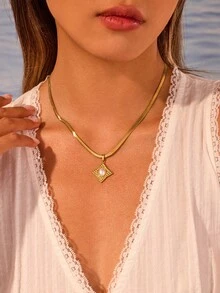 هذا القلادة اللؤلؤية الذهبية، المصنوعة من الفولاذ المقاوم للصدأ المطلي بالذهب عيار 18 وتم تصميمها بسلسلة عظم الثعبان الأنيقة، فهي فاخرة وراقية وأنيقة وجذابة، مثالية للسيدات في جميع المناسبات. - الذهبي - مشاهدة 1