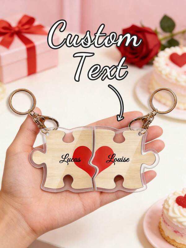 2 piezas de llaveros de rompecabezas personalizados, decorados con piezas de acrílico que presentan los nombres de ambas parejas. (Un par por set) Encajan perfectamente como piezas de un rompecabezas para formar un corazón rojo completo. Cada pieza del rompecabezas está impresa con sus nombres. Hechos de acrílico de alta calidad, resistente a los arañazos, al desgaste y al desvanecimiento, estos llaveros son adecuados para colgar en llaves, bolsos o cremalleras. Son la opción ideal para aniversarios o como una sorpresa "solo quiero dar".