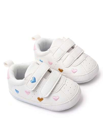 زوج من أحذية الأطفال الرضع الناعمة المضادة للانزلاق بتصميم قلب جميل، مناسبة للاستخدام الداخلي والخارجي أثناء المشي