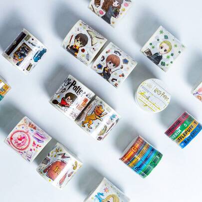 Harry Potter 1卷哈利波特贴纸，卡通哈利波特贴花，多种主题可选，节日派对礼品，哈利波特主题派对礼物封口贴纸，标签纸卷贴纸，礼品袋贴纸，可爱防水贴纸，可用于DIY装饰，趣味笔记本、手机、行李箱、笔记本电脑、冰箱和自行车，送给朋友、家人、老师、同学的趣味礼物，霍格沃茨周边礼物，粉丝时尚装饰礼物[官方授权]