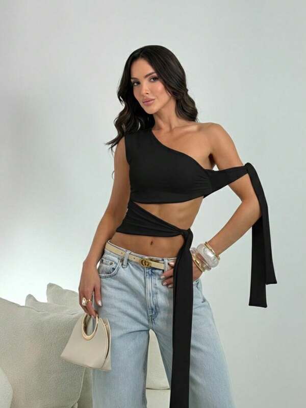 Cropped Top Gola Assimétrica Blusa Blusinha Mula Manca Tiras Vazada Cortada Abertura Lateral Roupa Feminina Moda Tendencia Festa Balada Blogueira Noite Primavera Verão