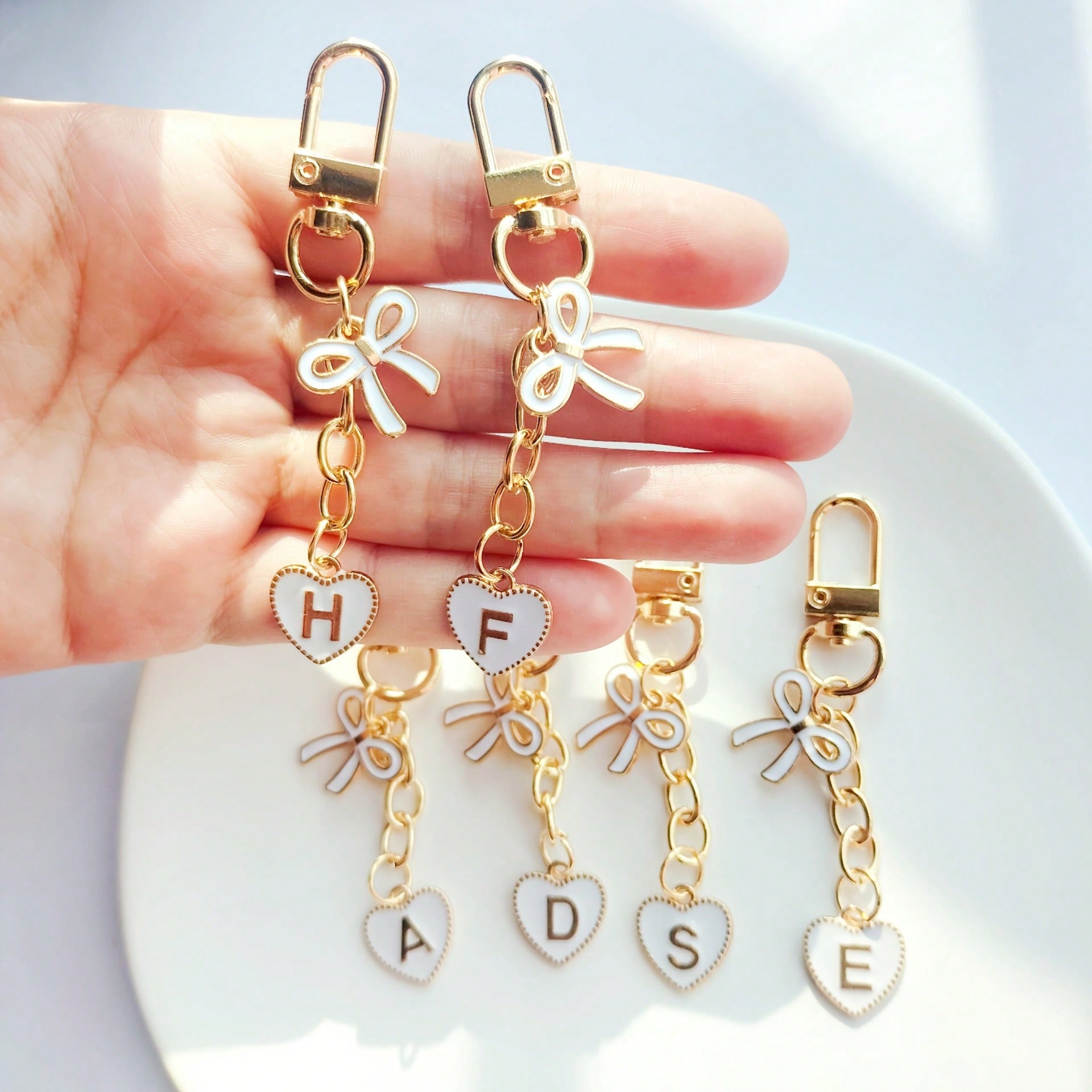 1pc Unisex A-Z Heart Letter Stainless Steel Keychain Minimalist Letter Heart Bow Key Ring Gift For Friends Bag Charm Travel Essentials Kawaii Key Lanyard