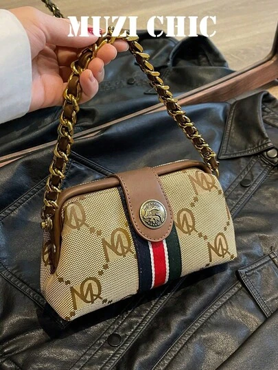 新款时尚女士方形手提包，采用图案印花和条纹面料点缀，配有链条手柄、可调节长肩带和磁扣。适合日常购物、通勤和度假。