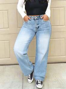 Plus Size Women Loose Straight Leg Jeans - Light Wash - View 2