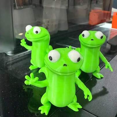 1pc 3D Printed Green Lizard Statue With Movable Arms And Expressive Eyes - Cute Chameleon-Like Reptile Sculpture, Durable Plastic Indoor/Outdoor Decor For Home, Office, Bookshelf - Realistic Lizard Gift