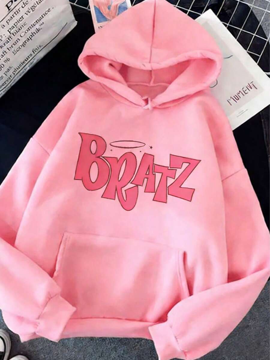 Sudadera estampada color rosa para mujer con diseño frontal de las Muñecas más Famosas en letras grandes estilo caricaturesco color rosa oscuro con detalles de halo y estrellas, capucha ajustable y bolsillo tipo canguro, ideal para un look juvenil, moderno, urbano y lleno de personalidad en cualquier temporada del año - Rosa - Ver 1