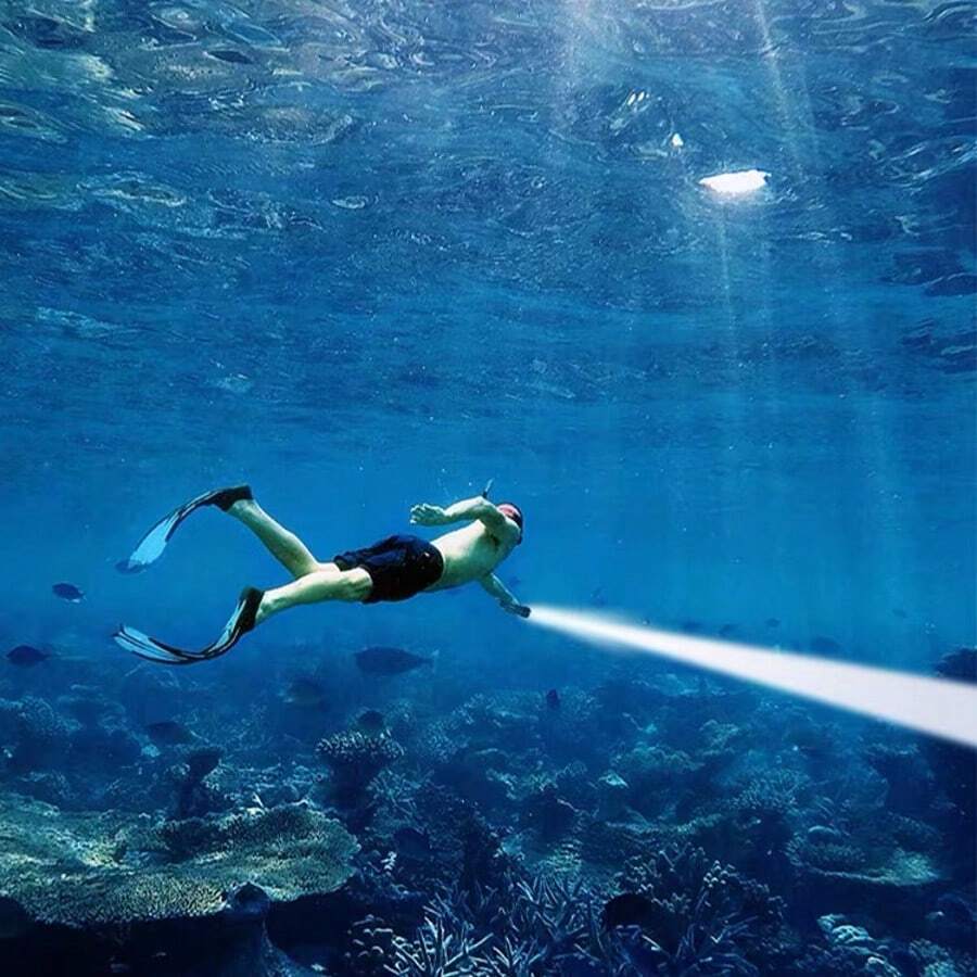 专业LED潜水手电筒 100000流明 战术手电筒 IPX8防水水下灯 潜水300米强光灯