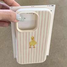 1 chiếc ốp lưng điện thoại bằng chất liệu TPU, họa tiết vịt vàng nhỏ sọc hồng dễ thương, tương thích với iPhone 17 Pro Max/17/16 Pro Max/15/13/12/11, S20 FE/A15/S24/A55, tương thích với Redmi Note 11/Note 12/Note 13 Pro, ốp bảo vệ điện thoại mềm mại, chống rơi vỡ, bao phủ toàn diện. - trắng - Xem 3