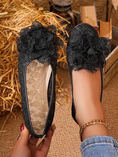 2025X 新款时尚纯色花卉刺绣装饰芭蕾平底透气镂空网面夏季凉鞋，闪亮软底舒适家居拖鞋