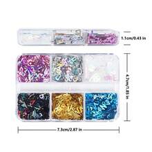 一盒全息字母环氧树脂亮片，包含闪亮的金色和银色大写字母形状，非常适合用于工艺品和珠宝制作。 - 彩色 - 查看 9