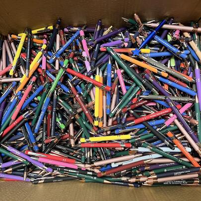 2支装混色按动式金属圆珠笔 - 随机刻字，握感舒适，黑色墨水，适用于办公室、家庭、学校等场合，办公用品，趣味设计，金属表面处理