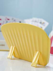 Hộp đựng bài bằng nhựa, thao tác bằng một tay không cần giữ, thiết kế nghiêng bền chắc chống trượt, thích hợp cho các trò chơi bài, tiệc poker, đêm chơi game gia đình, có thể chứa đến 40 lá bài, áp dụng cho Canasta, đạo cụ trò chơi tiệc tùng, Poker và các trò chơi khác, phụ kiện lý tưởng cho các trò chơi trên bàn và khi đi du lịch. - Nhiều màu - Xem 7