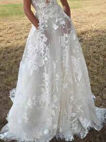 Deep V-Neck White Lace Wedding Dress With 3D Floral Appliqués And Sheer Panel Detailing - Boho Bridal Gown For Garden & Outdoor Ceremonies - 白色 - 查看 3