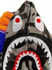 Buzo Unisex con Capucha Camuflaje Bordado de Tiburón | Cremallera Completa, Tejido Peso Medio-Ligero | Sudadera Casual de Moda para Parejas, Estilo Urbano y Callejero | Ideal para Uso Diario, Citas a Juego o Looks Coordinados | Abrigo Cómodo y Versátil para Hombre y Mujer - Gris Oscuro - Ver 2