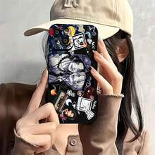 Retrato de Ace y Sabo con decoraciones animadas y música. Esta elegante funda es compatible con los modelos  17, 16, 15, 14 Pro Max, 13, 12, 11, XR y XS Plus. Fabricada en TPU flexible, resistente a golpes y arañazos, ofrece una excelente protección contra caídas y un agarre cómodo. Es un regalo ideal para familiares, amigos y seres queridos, y una opción perfecta para festivales. - Negro - Ver 3