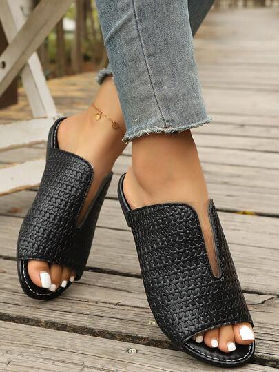 2026 Spring/Summer New Black & White Women's Flat Slippers, Comfortable Fashion Beach/Outdoor/Home Sandals