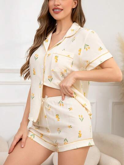 两件套女士碎花短袖纽扣领上衣和短裤睡衣套装，休闲舒适，适合居家或户外活动，春夏款