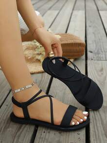 新款时尚平底凉鞋,夏季编织露趾平底凉鞋,舒适休闲鞋,时尚露趾设计,透气百搭,适合各种场合。时尚简约舒适的交叉绑带平底凉鞋,有黑色、米色、卡其色、绿色可选。防滑、轻便、舒适。 - 黑色 - 查看 2