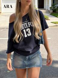 Camiseta de manga corta con estampado de letras de hombro caído asimétrico azul marino ARA CHIC para mujer, bloque de color con gráfico numérico, estilo casual de cuello redondo, primavera/verano, estilo universitario