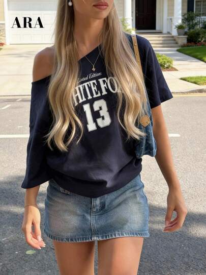 Camiseta de manga corta con estampado de letras de hombro caído asimétrico azul marino ARA CHIC para mujer, bloque de color con gráfico numérico, estilo casual de cuello redondo, primavera/verano, estilo universitario