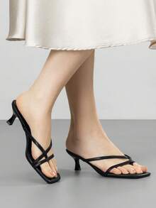 Women's Strappy Kitten Heels Flip Flops Square Open Toe Low Heels Fashion Party Dress Thong Heeled Sandals - 黑色 - 查看 4