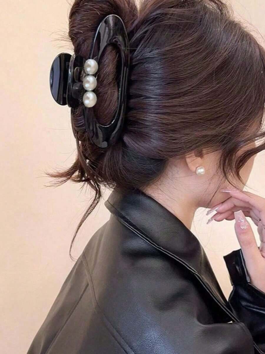 This High-End Hollow Oval-Shaped Chocolate Brown Fashion Hair Claw Is A Popular Large Shark Tooth Hair Clip For Autumn And Winter. Made Of Thickened Material, It Has A Firm Grip. Suitable For Thick Hair, It Is An Ideal Choice For Parties, Gatherings, And Urban Commuting, And Also Makes A Great Gift For Women. This Elegant Hair Claw Has A Simple And Versatile Design, Making It A Seasonal Gift And Fashionable Accessory. Suitable For Thick Hair. Women Bandanas Winter Hair Accessories - 酒紅色 - 查看 1