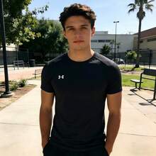 Under Armour 男士运动T恤，跑步训练速干弹力T恤，圆领短袖针织舒适T恤，建议选购大两码。 - 黑色/白色 - 查看 9