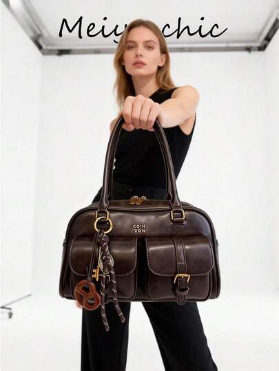 这款时尚经典的纯色防水PU小丑包采用字母图案设计，拥有多个口袋、贝壳造型和双提手。它既可以作为单肩包，也可以作为腋下包，并附赠一个挂饰。内部空间可容纳口红、钥匙、化妆品和其他日常必需品。非常适合旅行、购物、通勤、聚会、约会和新年庆祝活动。这是一款复古风格的日系街头风女包。