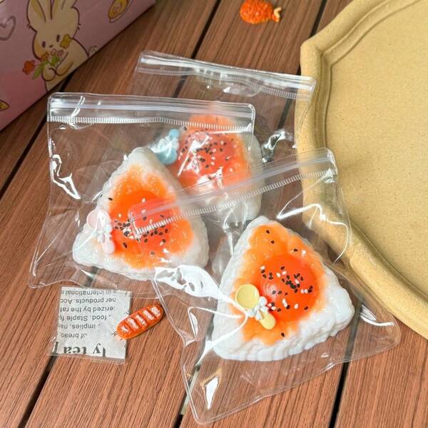 1个蛋黄三角饭团奶油捏捏乐，价格实惠，可爱硅胶材质，可缓解压力，DIY桌面装饰，是学生、节日、生日、圣诞节、派对的完美礼物