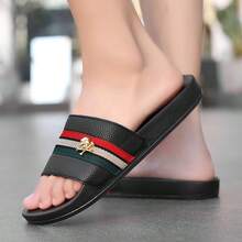 2026 Nuevas Sandalias de Hombre para Primavera/Verano con Decoración Especial de Calavera Dorada y Diseño de Rayas Tricolor, Suaves, de EVA Plana, Antideslizantes, para Uso Interior/Exterior, Cómodas y Duraderas, Adecuadas para Uso Diario, Vacaciones y Tiempo Libre - Negro - Ver 7