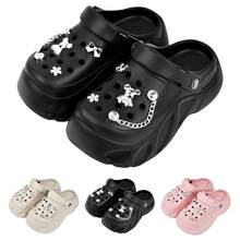 Sandalias para Mujer de EVA de Alta Calidad - Talón de 6 cm Ligero y Suave con Efecto Alargador, Antideslizantes y de Secado Rápido - Zapatos de mujer con diseño calado, decoración con lentejuelas DIY, estilo punk con suela gruesa y diseño calado, zapatos cómodos para el jardín,Zuecos de plataforma para mujer con elegantes accesorios metálicos, sandalias de plataforma estilo punk, fabricadas en material EVA cómodo y transpirable, adecuadas para paseos diarios y también para jardinería,Ultra Cómodas Sin Ruido, Resistentes al Olor y a la Suciedad, Fáciles de Limpiar, Diseño Minimalista Moda Aptas para Interior, Exterior, Playa y Uso Diario Prolongado. - Negro - Ver 1