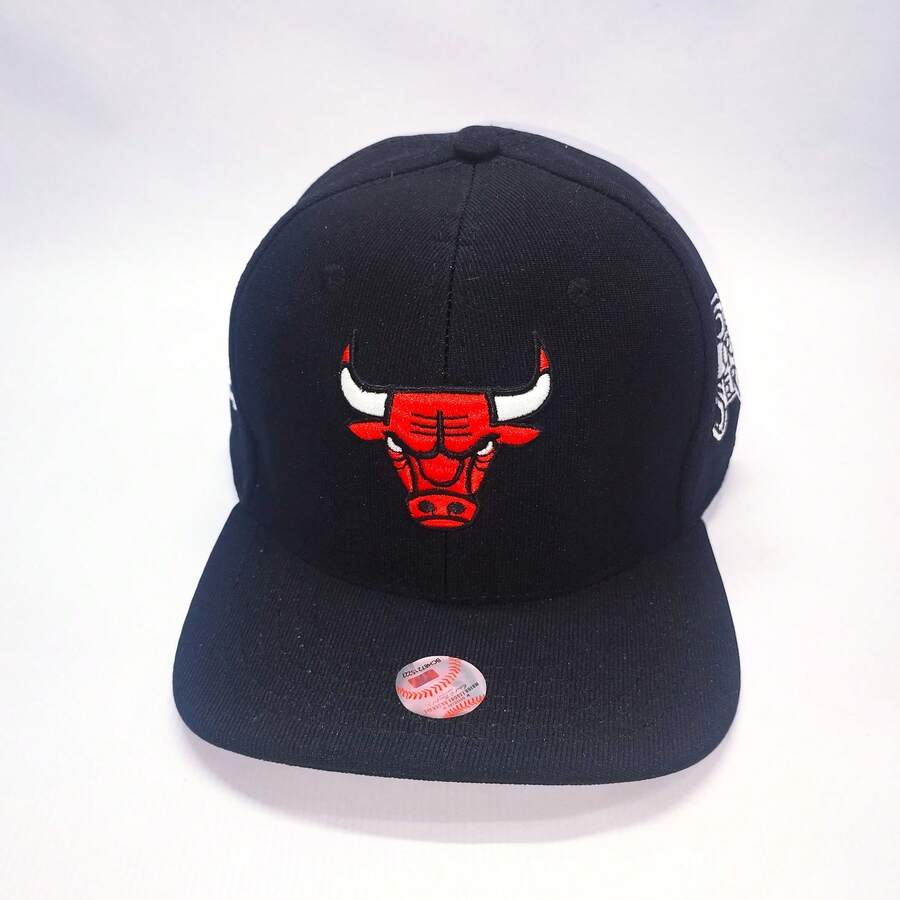 Men's Flat Brim Closed Basketball Cap With Embroidery, Adult Urban Style - 模型 2 - 查看 1