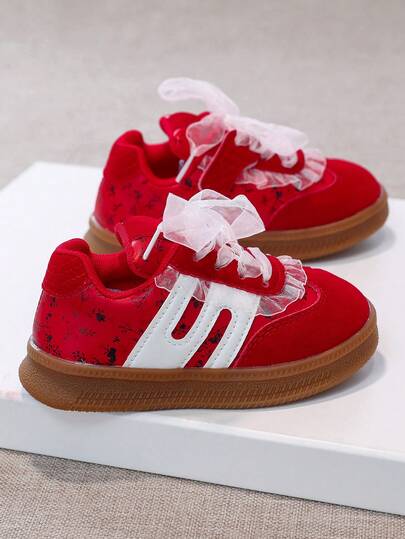 1双休闲时尚儿童滑板鞋，适合室内/室外穿着，采用PU皮革拼接鞋面，柔软舒适，轻便，纯色设计，简约百搭，方便的魔术贴搭扣。