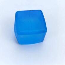 减压魔方——一款手持式桌面玩具，有效缓解焦虑。采用超弹力可挤压材料制成，保持立方体形状。是课堂奖励、派对礼物和节日礼品的理想之选！ - 彩色 - 查看 3