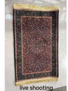 1件红色背景卷轴复古图案装饰垫，采用经典的红色底色，饰以蓝色和白色卷轴花卉复古图案，融合了波斯复杂的设计和艺术装饰美学，色调丰富而庄严，适合营造神圣的仪式氛围。 - 彩色 - 查看 11