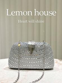 1 chiếc ví cầm tay sang trọng màu bạc ánh kim đính đá lấp lánh, thích hợp cho các dịp trang trọng như tiệc chiêu đãi, đám cưới, liên hoan dành cho nữ. - Bạc - Xem 2