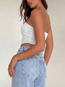 女士白色无肩带无袖露脐上衣，蕾丝边饰，荷叶边下摆设计，修身剪裁，优雅休闲风格，适合夏季外出、海滩度假、日常聚会、派对之夜，易于搭配 - 白色 - 查看 4