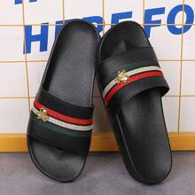 2026 Nuevas Sandalias de Hombre para Primavera/Verano con Decoración Especial de Calavera Dorada y Diseño de Rayas Tricolor, Suaves, de EVA Plana, Antideslizantes, para Uso Interior/Exterior, Cómodas y Duraderas, Adecuadas para Uso Diario, Vacaciones y Tiempo Libre - Negro - Ver 11