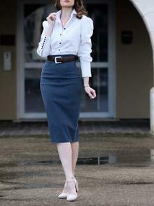 DONICY 女士修身长袖衬衫，纹理面料，翻领配黑色纽扣和开衩袖口，适合办公室和正式场合。 - 白色 - 查看 3