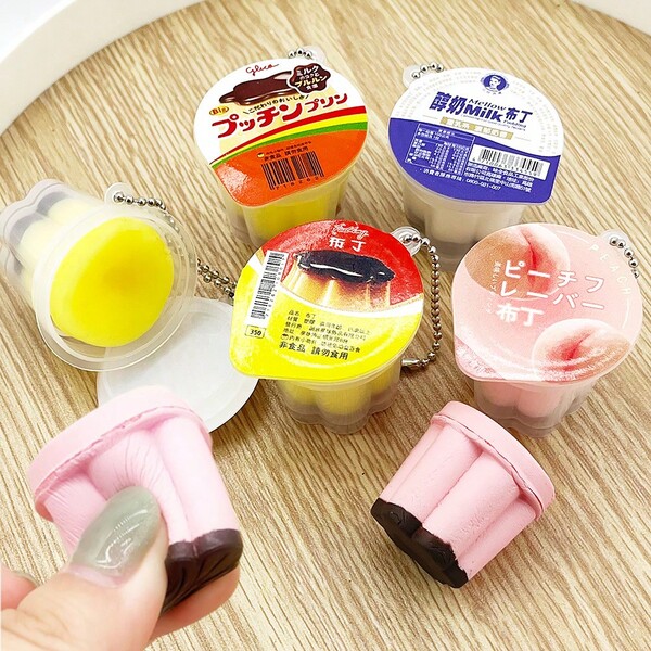 Móc khóa hình bánh pudding mới năm 2026, móc khóa thạch giống thật, đồ chơi bóp mềm kiểu Nhật có độ đàn hồi chậm - Món quà hoàn hảo, quà sinh nhật, quà lý tưởng, quà bất ngờ, quà ngày lễ, quà tặng cặp đôi, quà Halloween, quà Giáng sinh, quà tặng game thủ