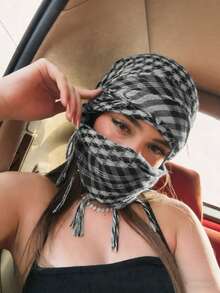 这款经典沙漠风女士方巾采用格子印花和方形设计，适合搭配头巾。它是一款阿拉伯风格的户外防晒时尚头巾，带有流苏，适合日常佩戴和户外活动。男女皆宜。 - 灰色 - 查看 1