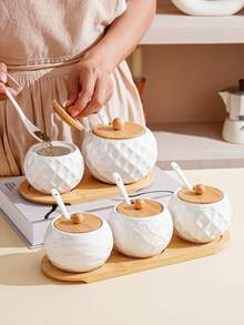 一套陶瓷厨房储物罐，1个大罐1个小罐，配有竹制托盘和陶瓷勺，北欧简约日式风格，白色陶瓷质感，高端品质，菱形、波浪、鸟巢图案，适用于酒店、餐厅、家庭厨房用品、节日、聚会、斋月、春节厨房、客厅收纳装饰，圆形竹盖，可存放香料、胡椒、盐、糖等调味料。 - 白色 - 查看 3