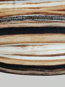 Bộ đồ nữ kiểu dáng thường ngày, gồm áo trễ vai kẻ sọc màu caramel và chân váy mini ôm sát xếp ly, phong cách nghỉ mát, mùa hè. - Sọc nâu - Xem 5