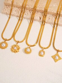 هذا القلادة اللؤلؤية الذهبية، المصنوعة من الفولاذ المقاوم للصدأ المطلي بالذهب عيار 18 وتم تصميمها بسلسلة عظم الثعبان الأنيقة، فهي فاخرة وراقية وأنيقة وجذابة، مثالية للسيدات في جميع المناسبات. - الذهبي - مشاهدة 5