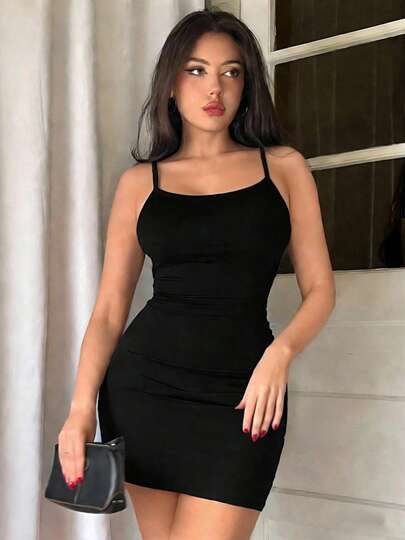 女士性感吊带长裙，自然百搭，质感丰富，休闲优雅，艺术气息浓郁，独具一格，适合日常、户外、简约、舒适、都市、青春、旅行、高端、复古、休闲、通勤、街头等各种场合，性感时尚，流行百搭，纯色